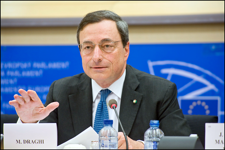 Mario Draghi przedstawia politykę EBC
